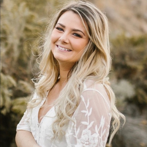 Meet your Posher: Sara G - Picture 1 of 7